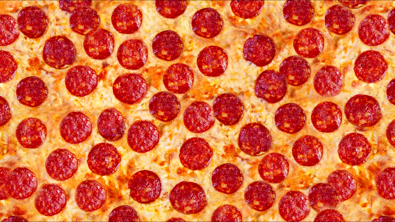 페페로니 피자 (pepperoni pizza) 의 배경 영상 - 이 사진은 레스토랑 메뉴를 디자인하는 데 완벽합니다. 내 페이지를 방문하십시오. 카페 또는 레스토랑에서 판매되는 모든 피자의 이미지를 찾을 수 있습니다.