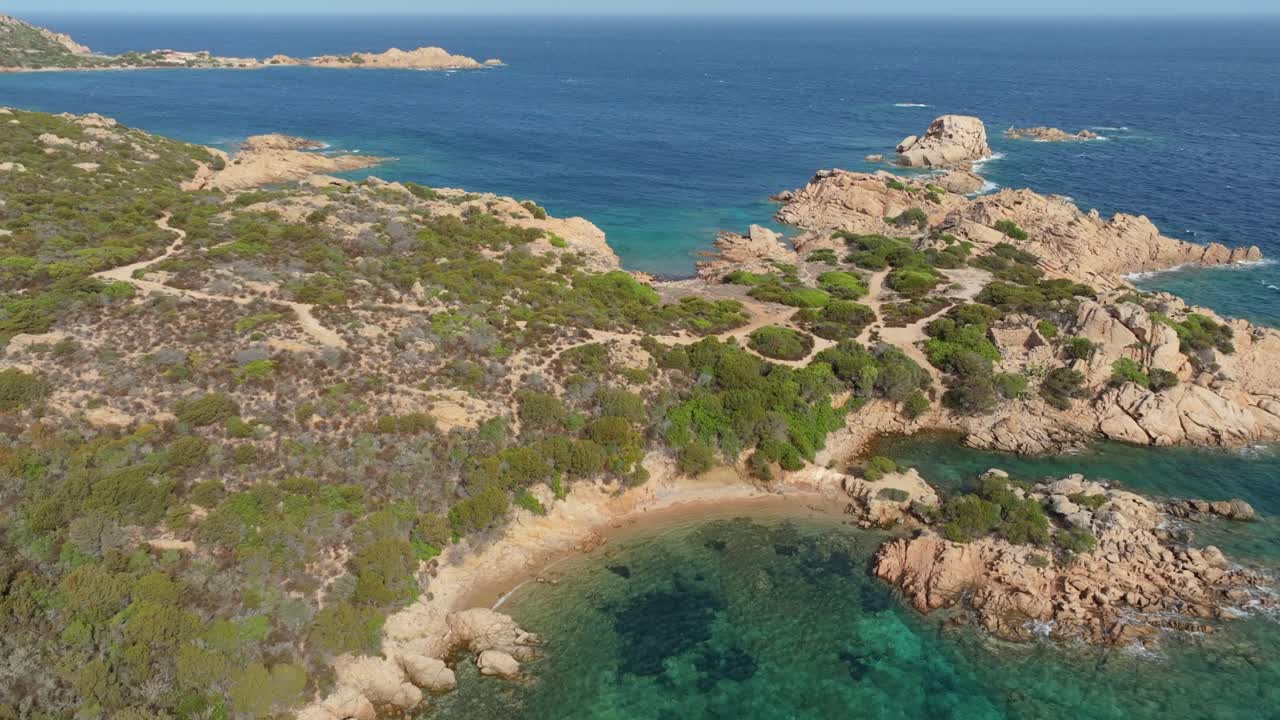 Spettacolari riprese aeree che sorvolano la costa frastagliata della Sardegna, Italia. Acqua cristallina turchese incontra la suggestiva costa rocciosa.