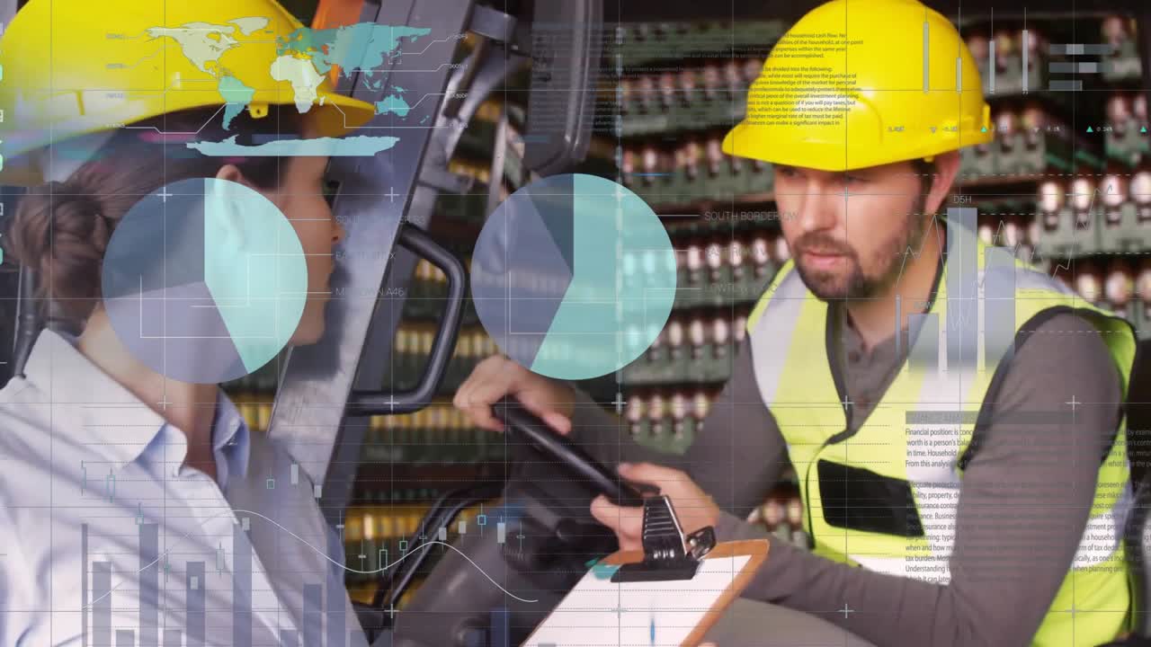 Supervisore che esamina i grafici del magazzino, operatore di carrello elevatore che mostra i comandi e discute di sicurezza