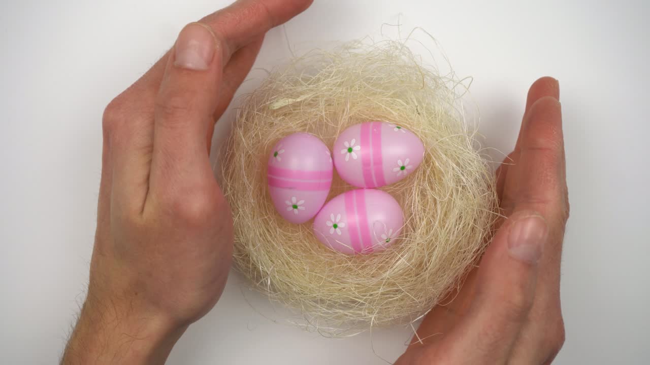 Simbolo di Pasqua. Uova di Pasqua colorate e una festa in ogni casa