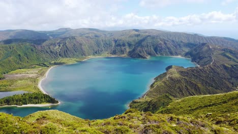 Revela-Una-Foto-De-La-Hermosa-Lagoa-Do-Fogo-Con-Vista-Panorámica-Al-Agua-Azul