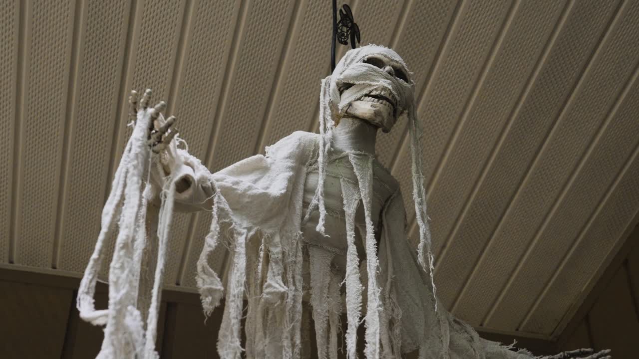 Rotating around the decoration from below