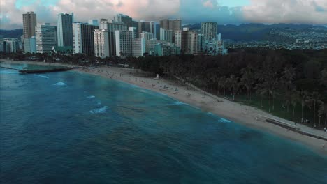 Aerial-drone-footage-of-Honolulu,-Hawaii