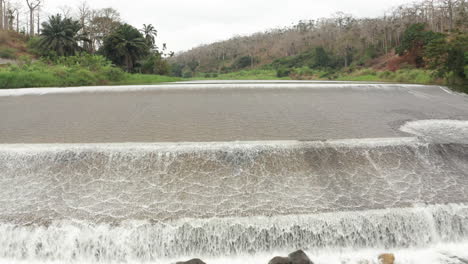 revelar sobre un río, represa en un río en angola, áfrica 8