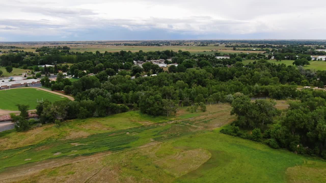 video inmersivo de un paraíso rural con vegetación sin fin, llanuras serenas y nubes majestuosas en el horizonte