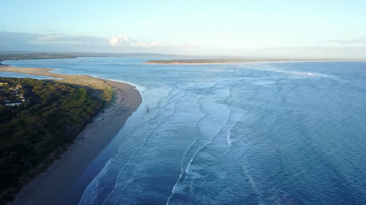 inverloch, victoria, australia에서 해안선 황혼의 항공 영상