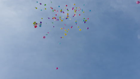 Globos-De-Colores-Vuelan-En-El-Cielo-De-La-Tarde