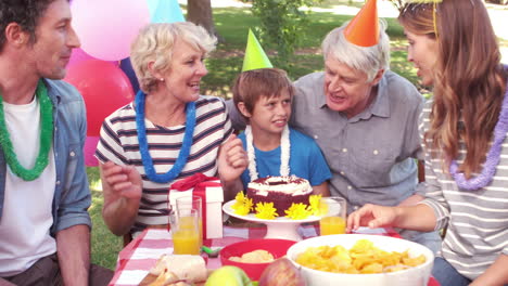familia feliz celebrando un cumpleaños