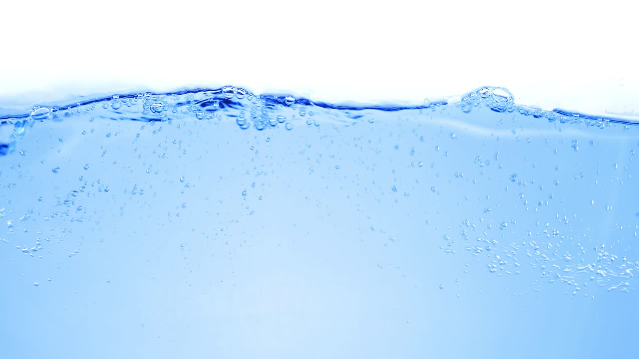 물 속의 많은 거품이 가까이에서, 느린 움직임의 거품과 함께 추상적인 물 파동