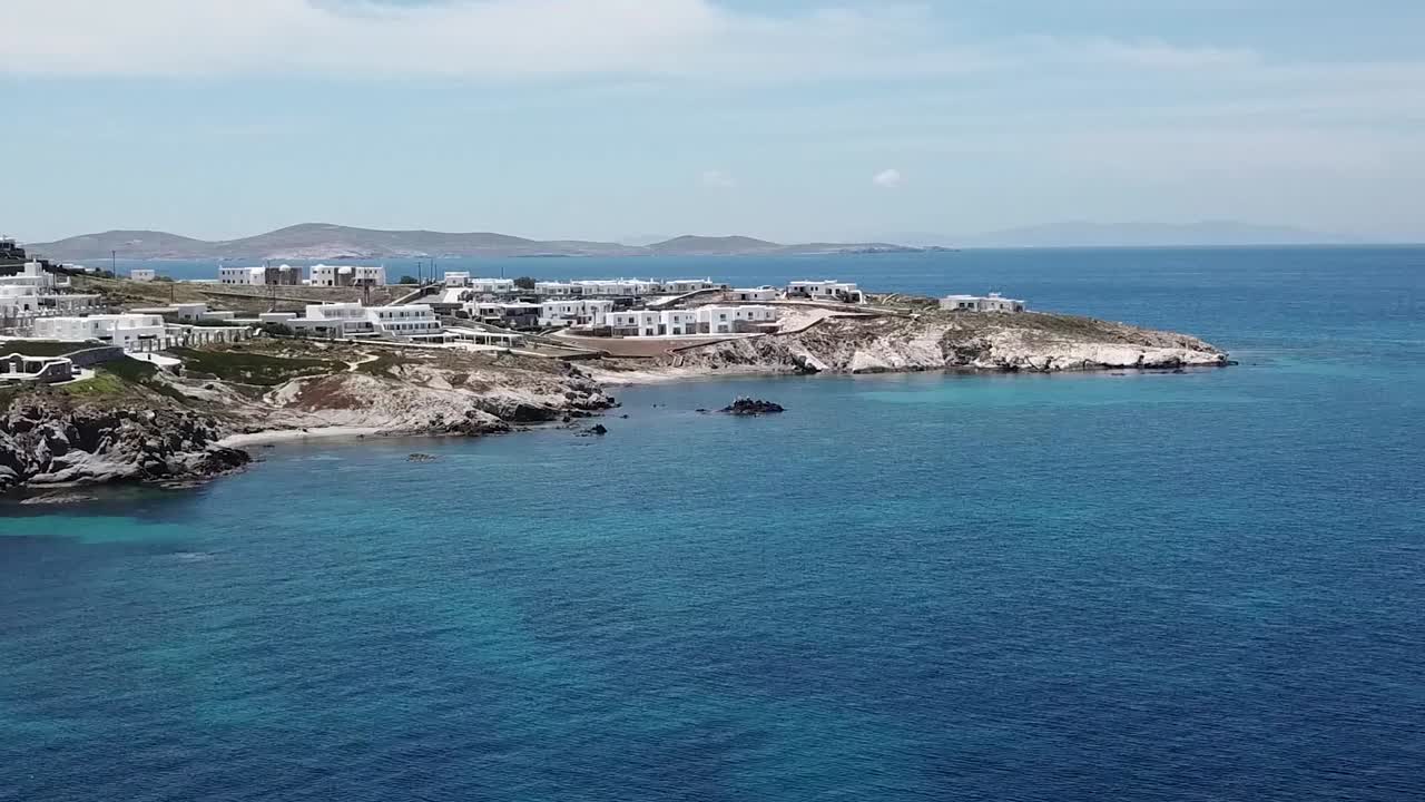 drone aéreo avanzando en la playa azul de mykonos