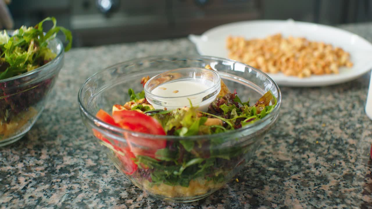 고기와 튀긴 야채를 곁들인 완성된 샐러드를 닫습니다