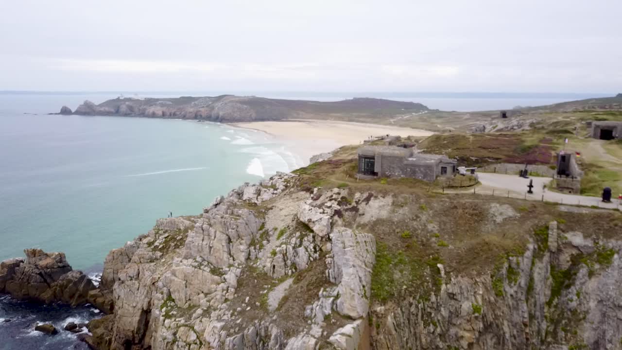 volando alrededor del acantilado rocoso del norte de francia, con una base de la segunda guerra mundial como tema