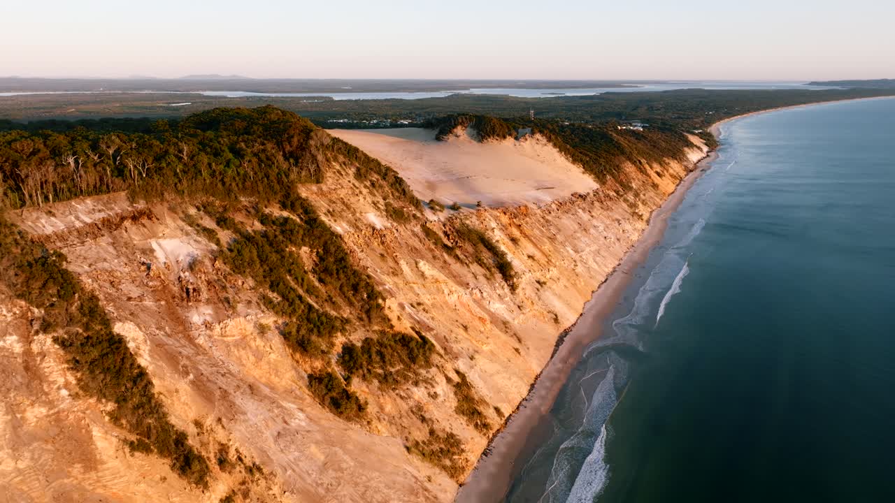 cacerola lateral lenta durante un vuelo temprano en la mañana alrededor de rainbow beach en queensland