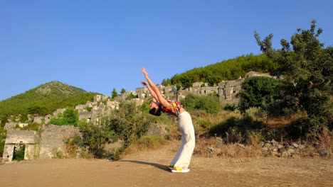 Yogi,-Asana,-Posen,-Verlassenes-Dorf,-Yoga,-Meditation,-Frieden,-Gelassenheit,-Achtsamkeit,-Wellness,-Gesundheit,-Bewegung,-Fitness,-Kajakfahren-In-Der-Türkei,-Fethiye