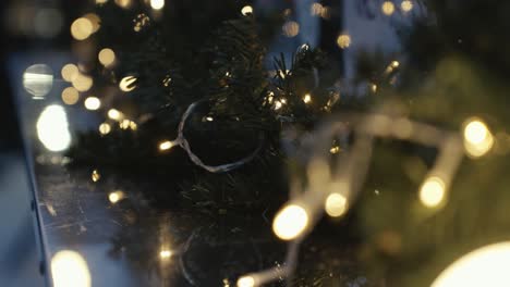 Schöne-Gemütliche-Weihnachtslichter,-Die-Auf-Baum-Leuchten,-Makro-nahaufnahme
