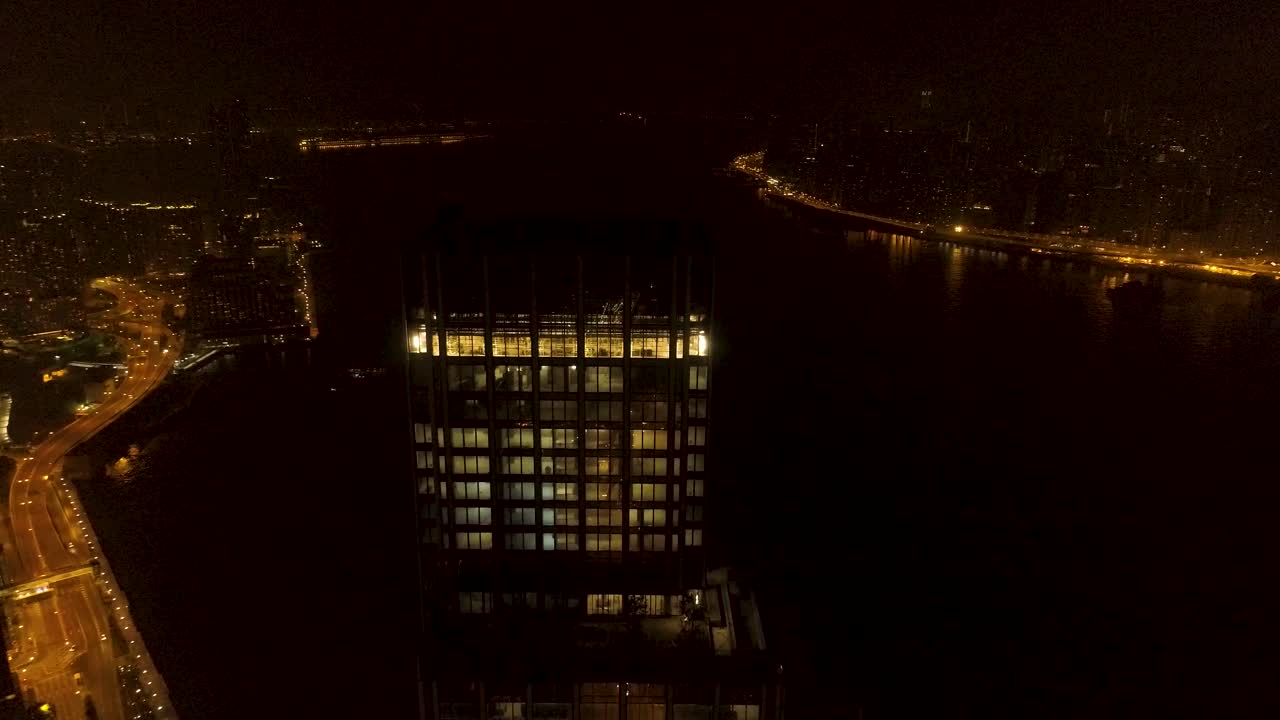 vista nocturna de un rascacielos en una ciudad