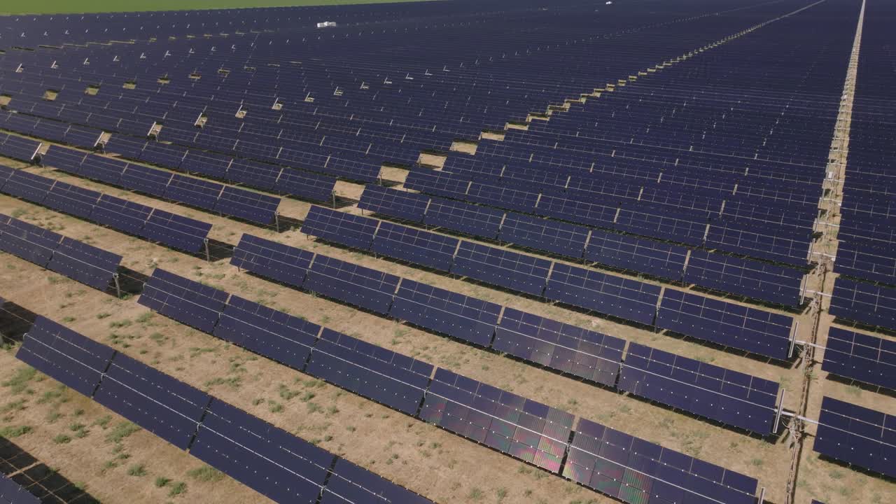 Omfattende solpaneler på NV Solar Farm, USA, der viser vedvarende energi