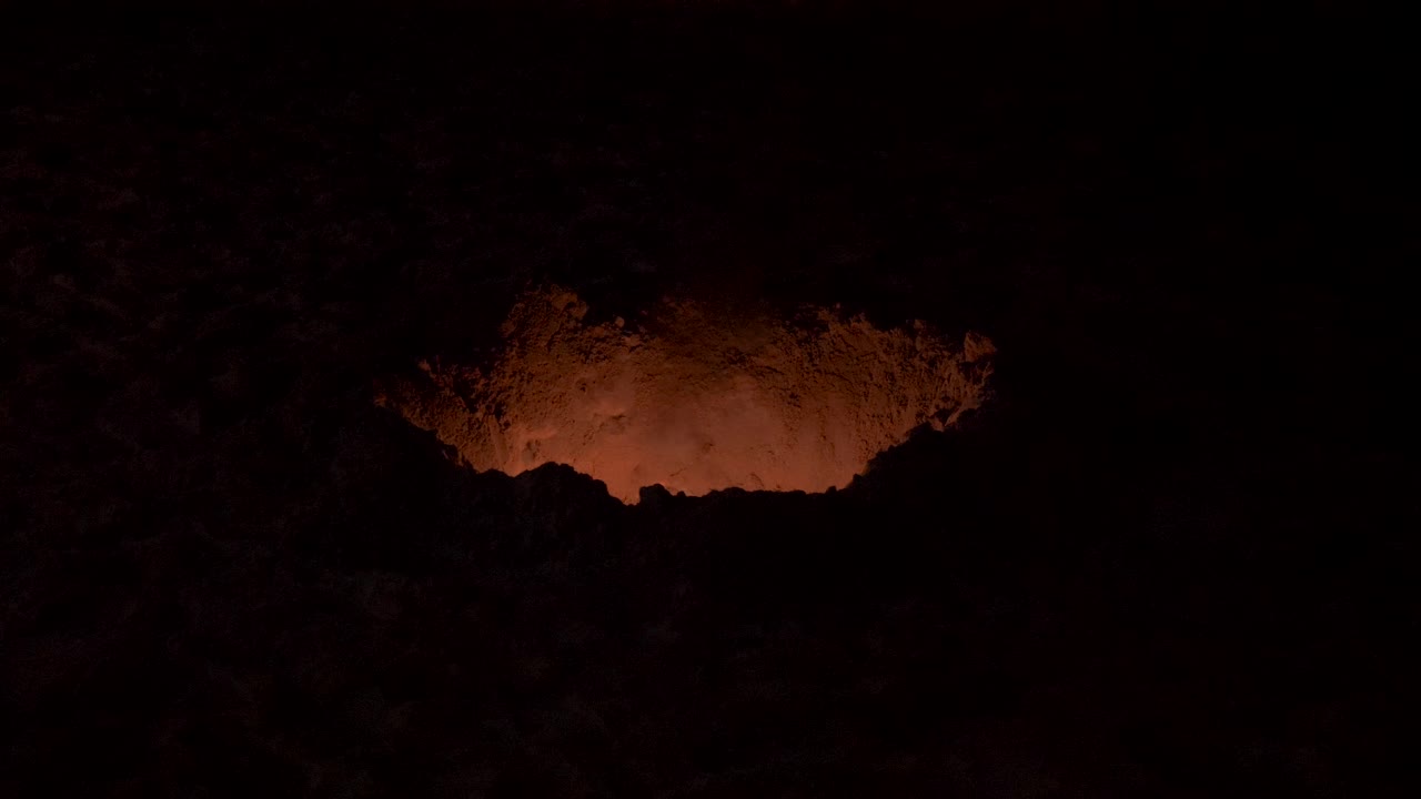 真っ暗な闇の中で燃え上がる炎の穴