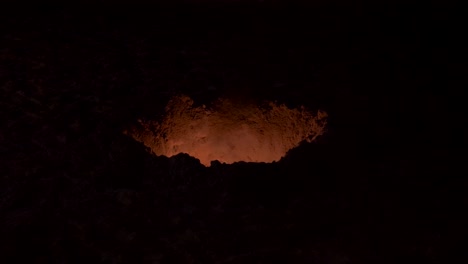 el pozo en llamas arde en la oscuridad total