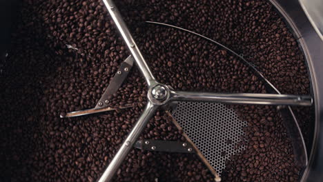 granos de café en una máquina de tostar