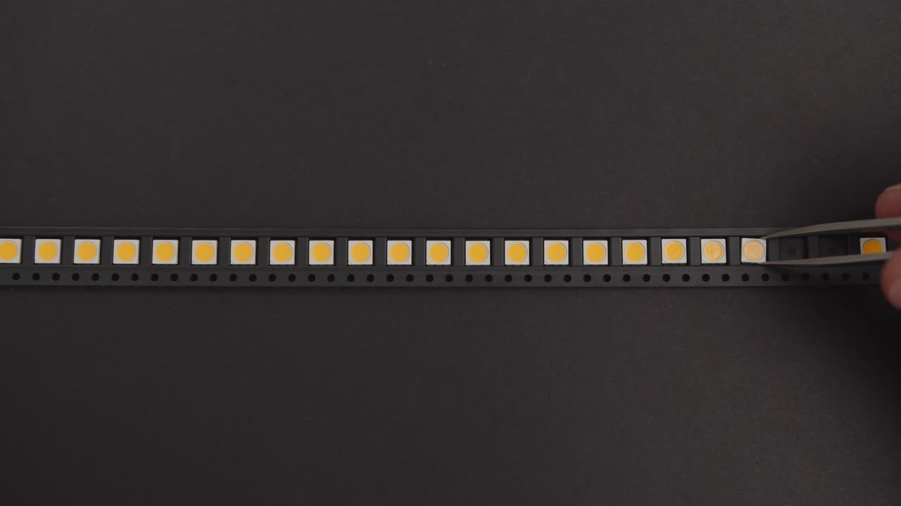 검은색 스트립에서 핀셋으로 수동으로 led 선택