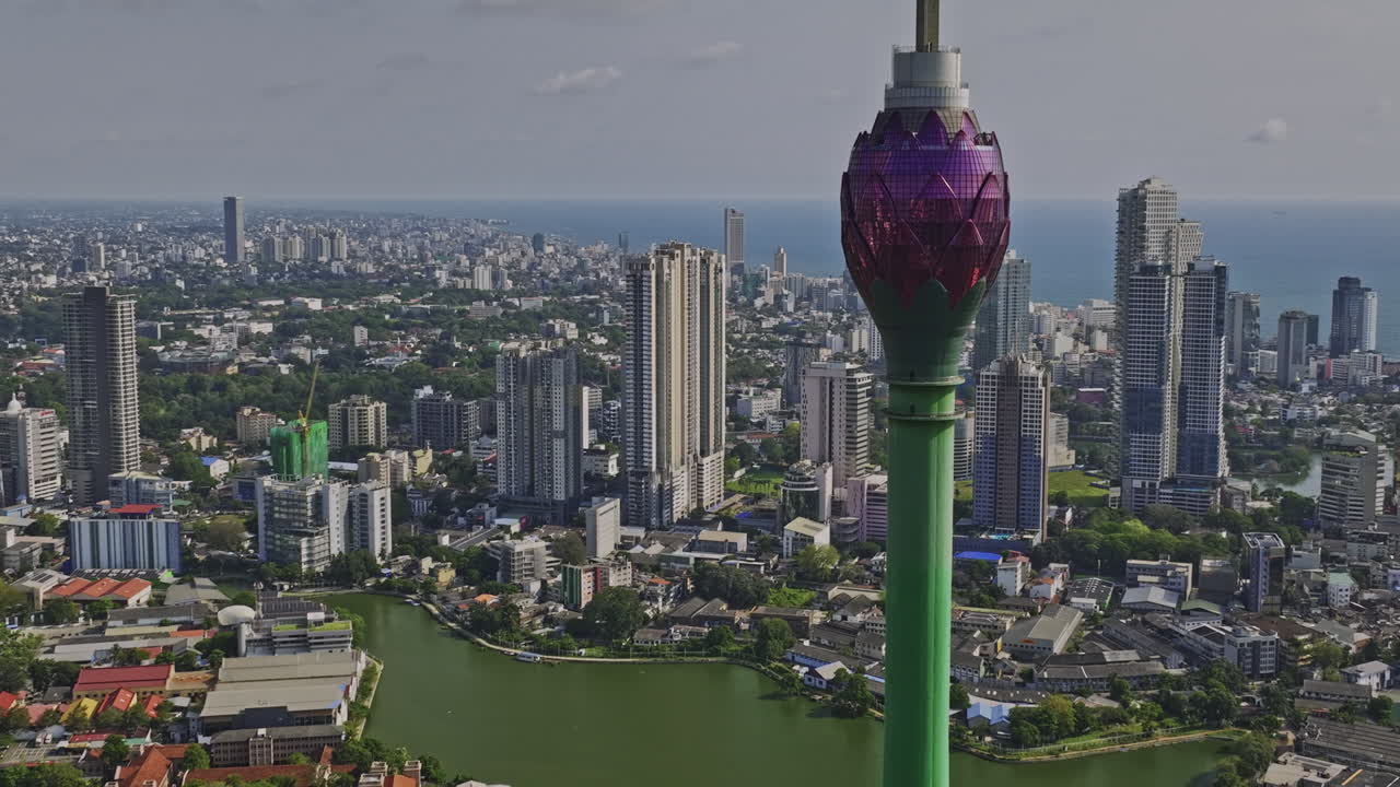 colombo sri lanka aerial v7 cinematic flyover area 10 capturando el lago beira y el hito simbólico lotus tower, el paisaje urbano del centro con el océano índico en el fondo - filmado con mavic 3 cine - abril 2023