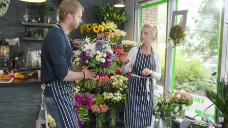 gente trabajando en tienda de flores