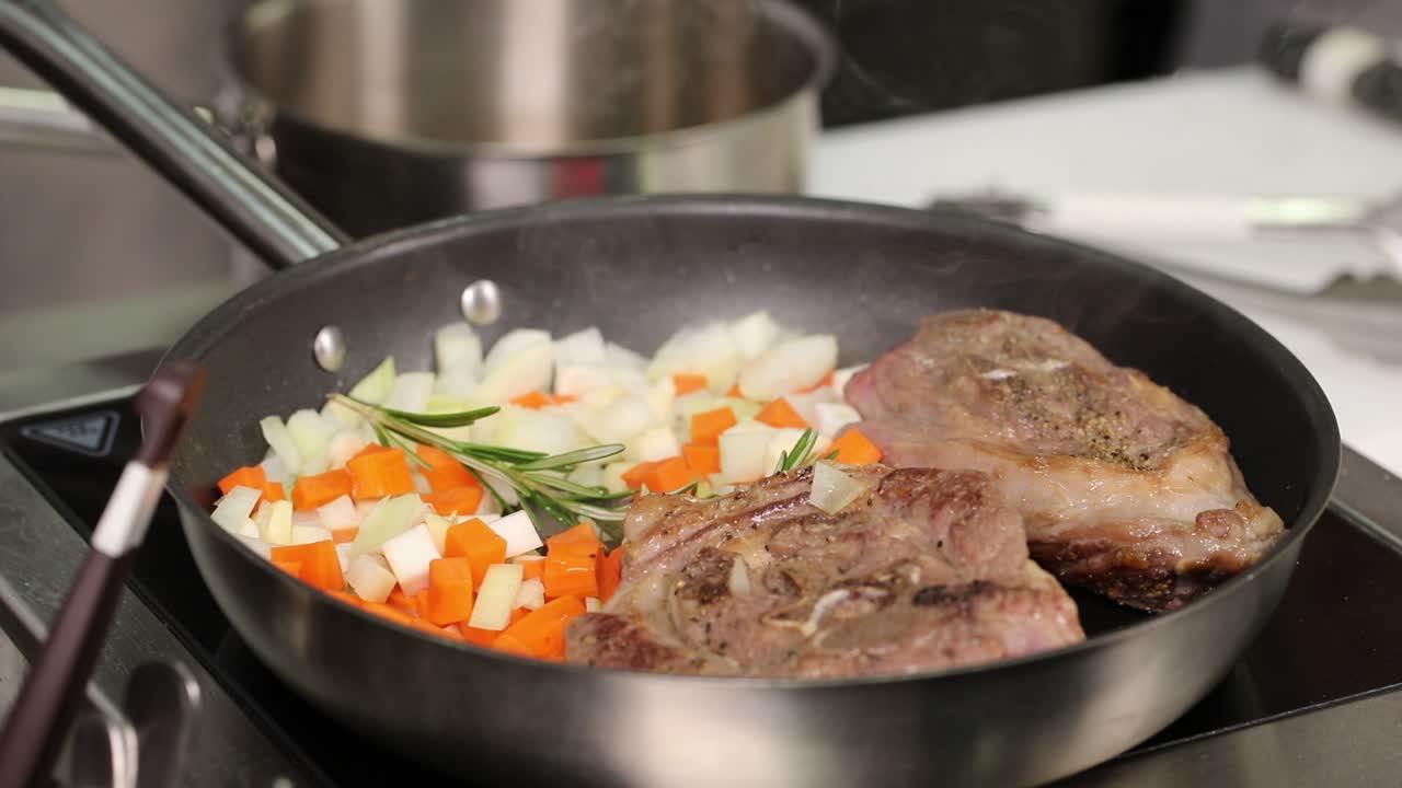 채소 와 함께 양 의  을 준비 하는 것