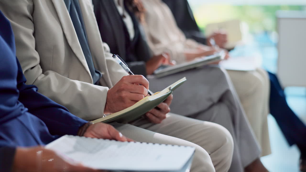 비즈니스 컨퍼런스 참석자 들 이 메모 를 취하고 있다