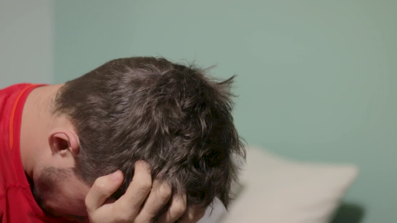 걱정스러운 표정으로 앞을 쳐다보고 있는 남자의 중간 클로즈업