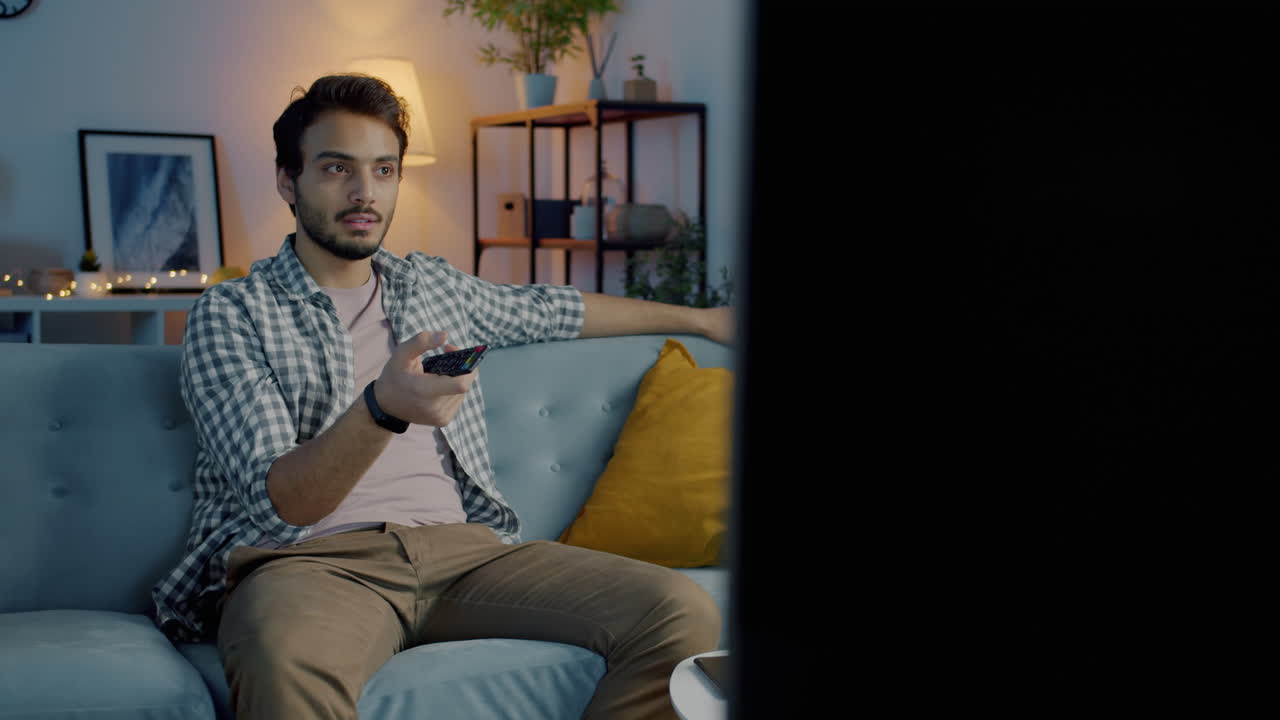 Uomo che guarda la tv a casa