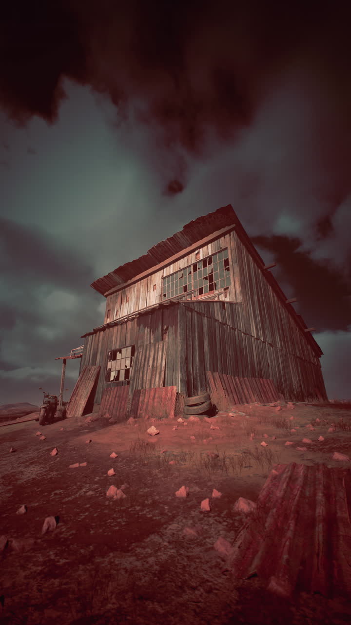 Casa di legno abbandonata in un paesaggio desertico