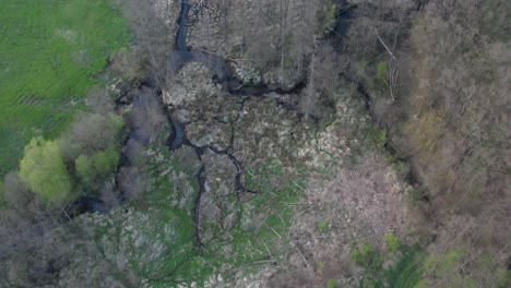 Imágenes-Aéreas-De-Campo-Con-Campos-Verdes-Y-Cabañas