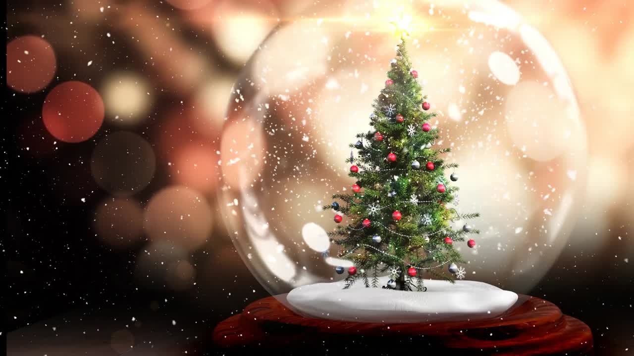 Neve che cade su un albero di Natale in una palla di neve su punti luce