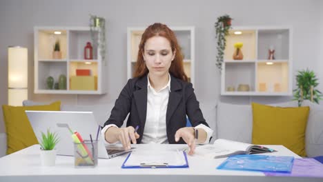 Mujer-Trabajadora-De-Oficina-En-Casa-Independiente.