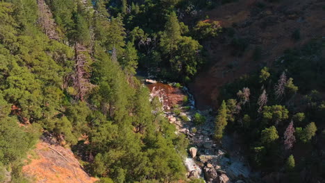 vista aérea del baño natural de dios en california