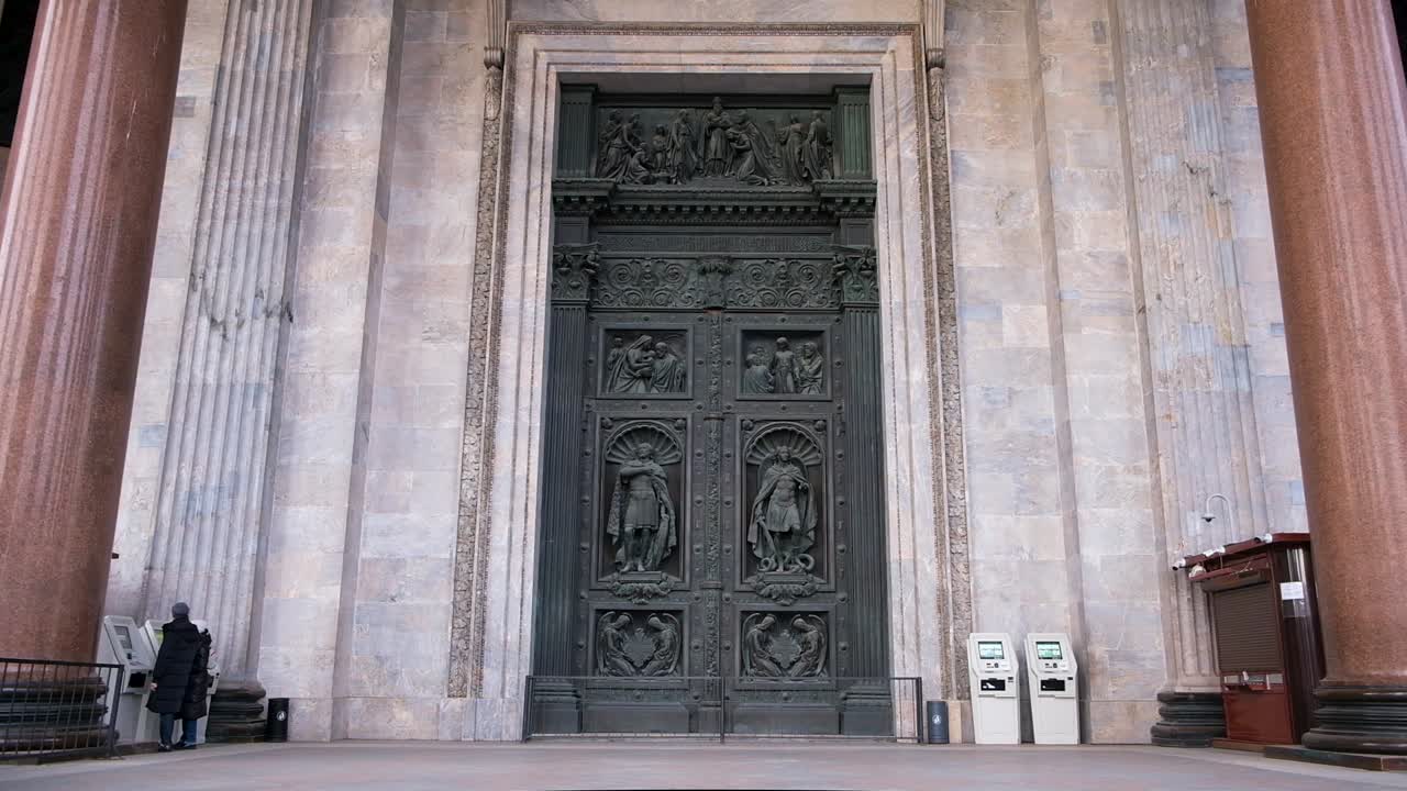 las puertas ornamentadas de una catedral en san petersburgo