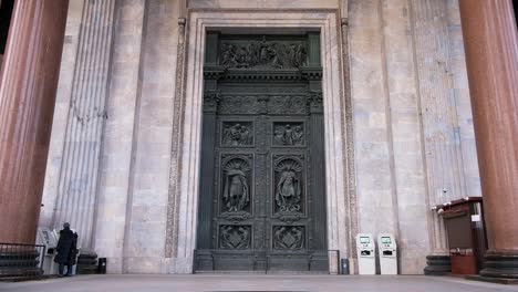 las puertas ornamentadas de una catedral en san petersburgo