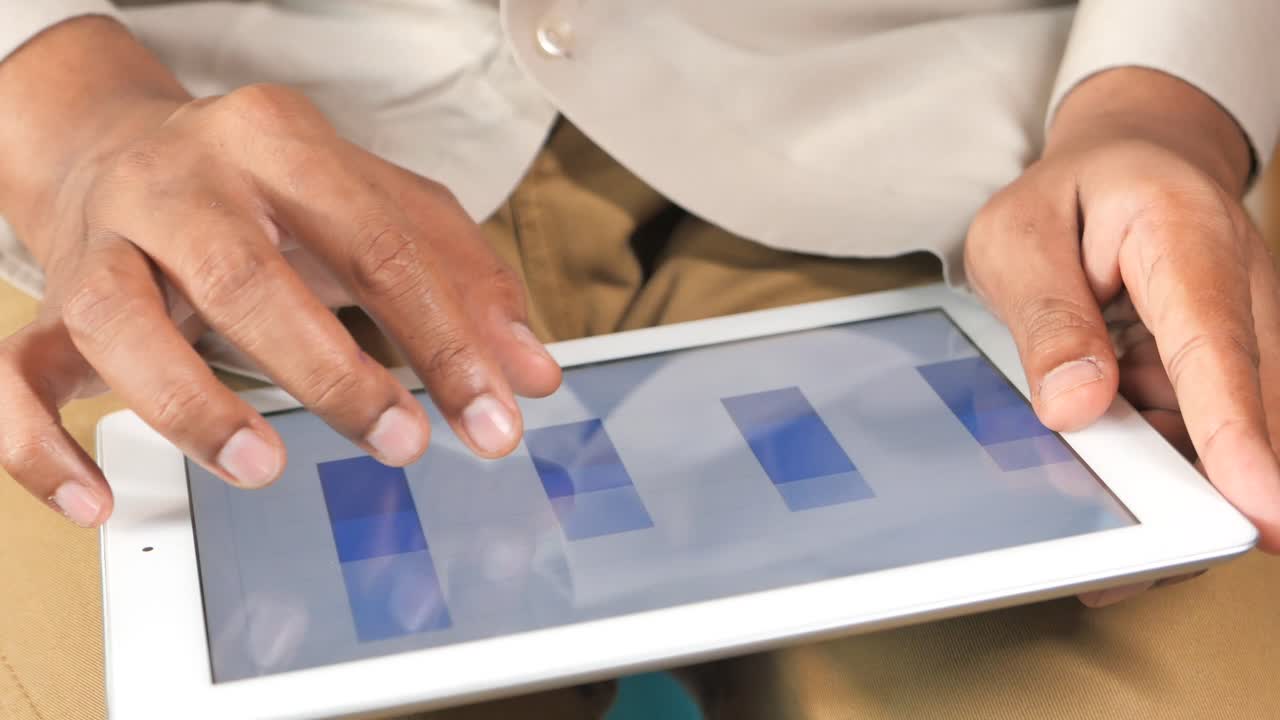 persona que utiliza una tableta para analizar datos