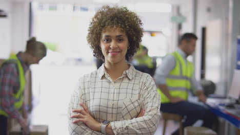 retrato de una gerente sonriente en un almacén de distribución logística