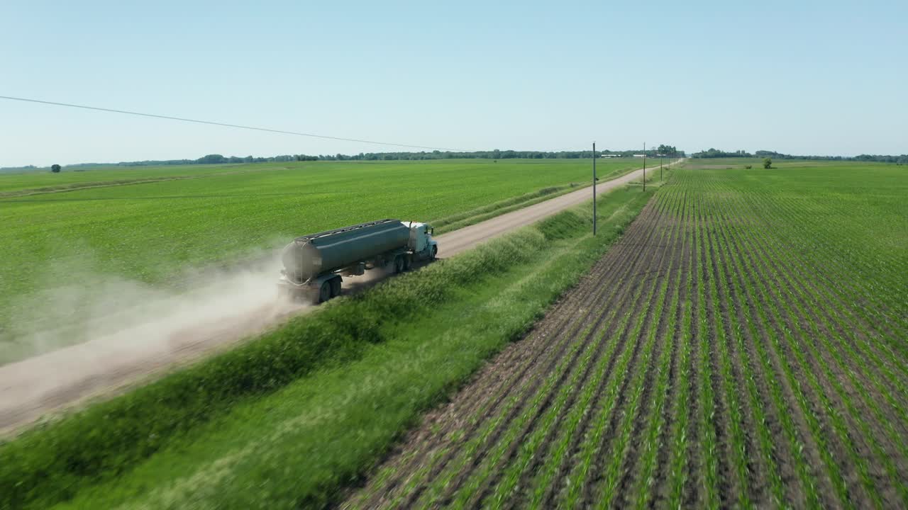 Ripresa aerea, autocisterna di carburante che guida su una strada sterrata di campagna.