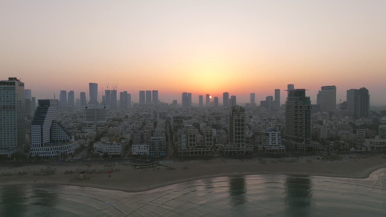 costa de tel aviv al amanecer con hermosas aguas tranquilas del mar mediterráneo, hoteles frente al mar y luz solar