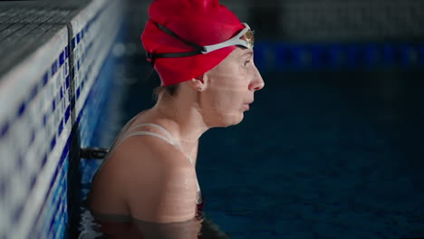 frau schwimmt in einem pool