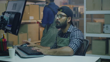 trabajador de almacén que utiliza computadora