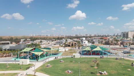 Patio-De-Juegos-De-Patinaje-Al-Mediodía,-Filmado-Desde-Arriba-Con-Un-Dron,-En-La-Ciudad-Del-Distrito-Sur-De-Israel-Nombrado-Por-Netivot