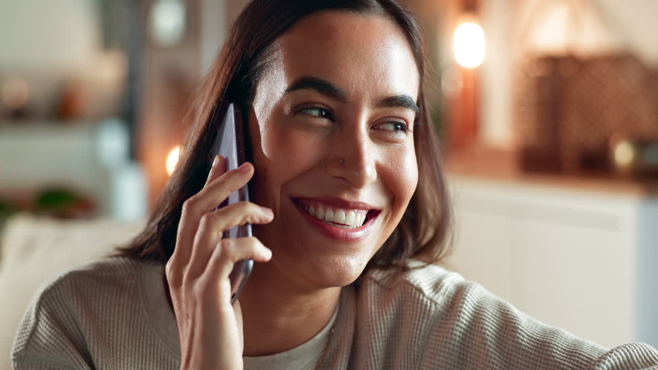 mujer hablando por teléfono