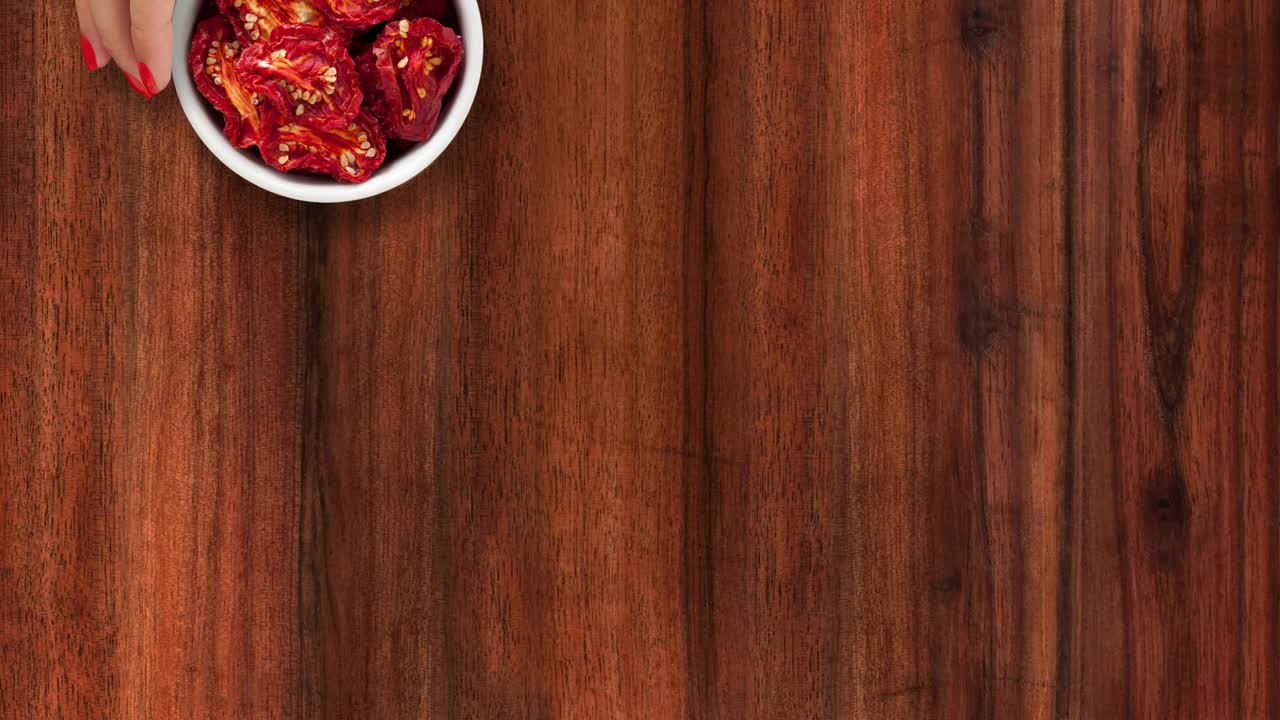 ofreciendo tomates secos