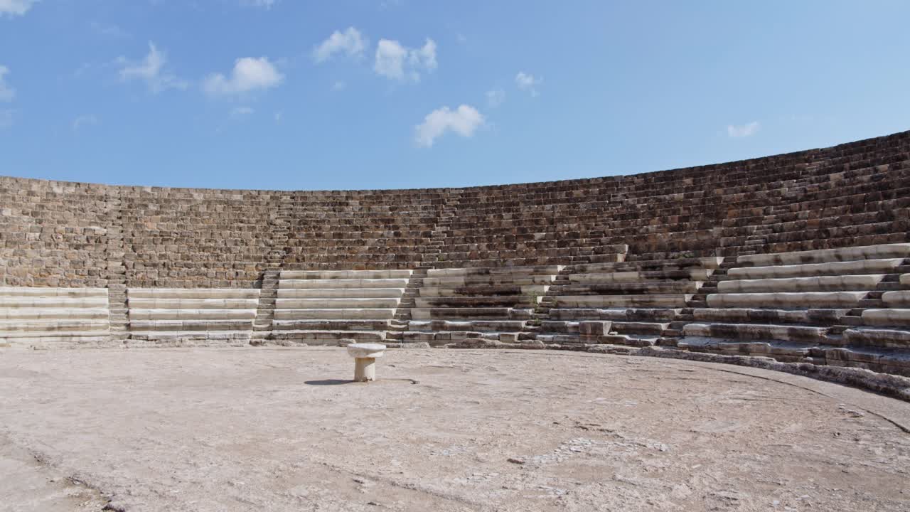 antiguo anfiteatro de piedra caliza en la ciudad de salamis en la isla de chipre, vista panorámica izquierda