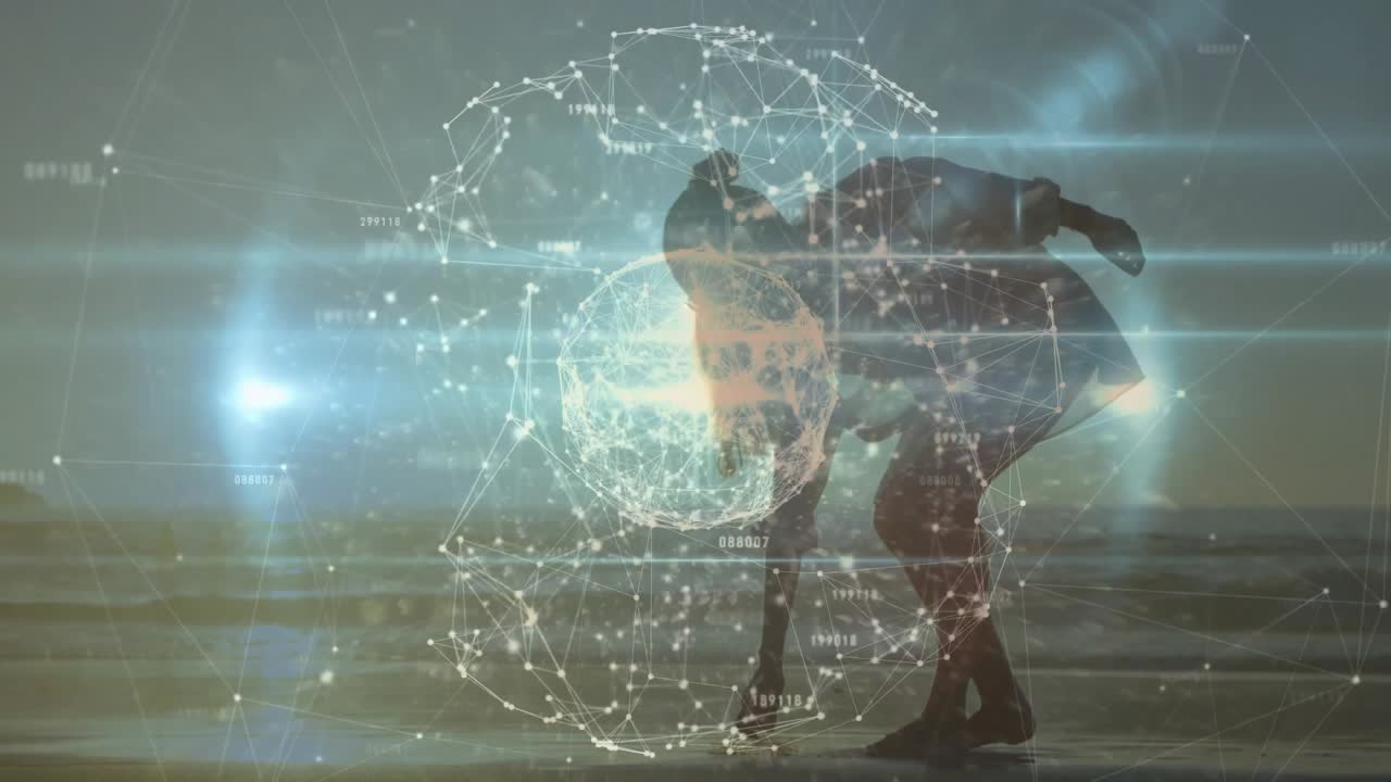 Žena vchází na sluncem zalitou pláž a aktivuje hologram, zatímco studuje digitální síť a pes běží.