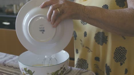 Una-Anciana-Está-Mezclando-Con-Látigos-Eléctricos-Los-Ingredientes-Para-Un-Pastel-De-Chocolate